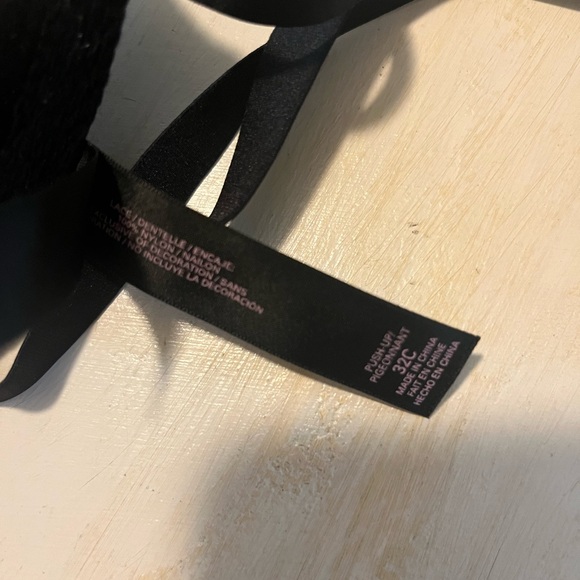 Victoria’s Secret 32C Black Lace Strappy Side Front Closure Push Up Bra - Picture 5 of 5
